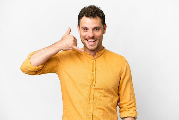 Homem brasileiro sobre fundo branco isolado fazendo gesto de telefone Ligue-me de volta sinal