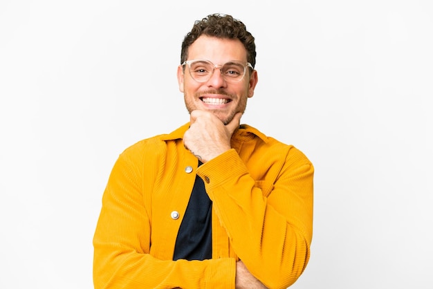 Homem brasileiro sobre fundo branco isolado feliz e sorridente