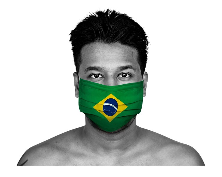 Foto homem brasileiro usando uma máscara facial durante uma maquete da pandemia de coronavírus