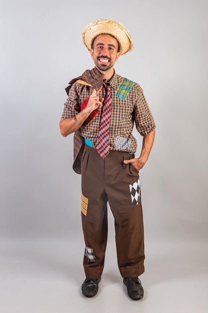 Foto homem brasileiro vestindo roupas de festa junina arraial festa de são joão retrato vertical