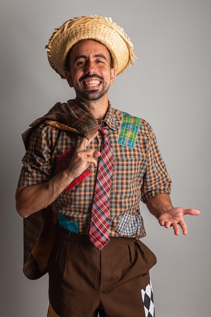 Foto homem brasileiro vestindo roupas de festa junina arraial festa de são joão retrato vertical