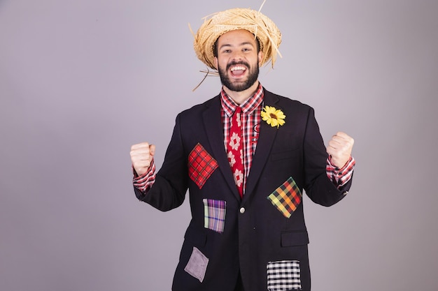 Homem brasileiro vestindo roupas típicas da festa junina arraial festa de sao joao