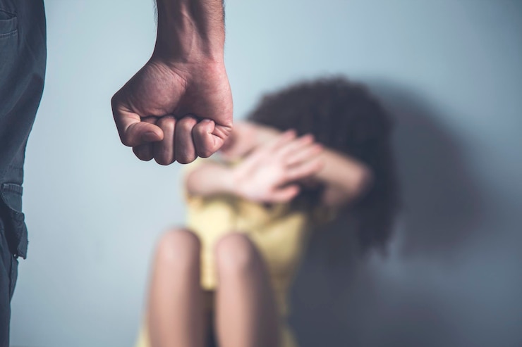 Foto homem bravo batendo em mulher triste