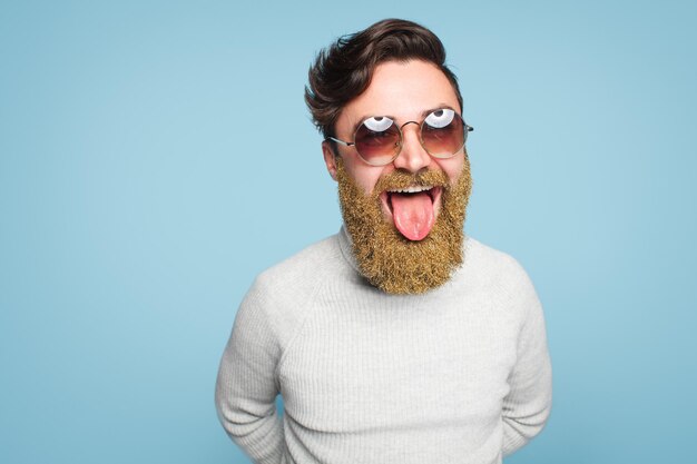 Foto homem brincalhão louco com barba brilhante