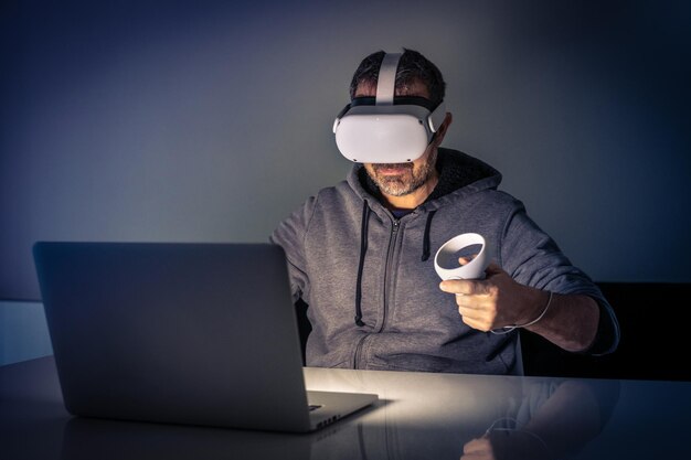 Homem brincando com dispositivo de realidade virtual cyberpunk atmosfera futurista experiência imersiva
