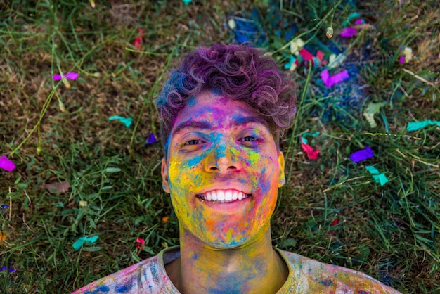 Homem brincando com pó de holi