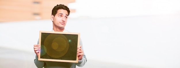 Homem bronzeado bonito jovem com um cartaz