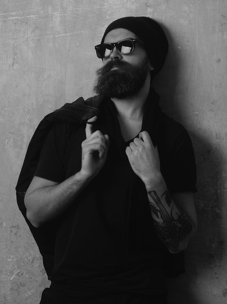 Homem brutal bonito modelo masculino sério hipster barbudo