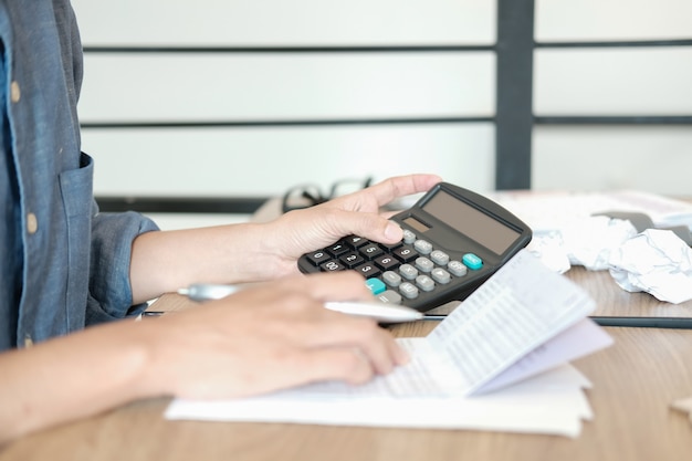 Homem calcular contas domésticas, empresário com calculadora verificar saldo