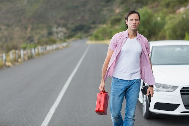 Homem caminhando e segurando petrolcan