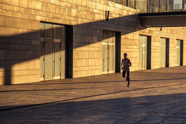 Foto homem caminhando na calçada contra um edifício na cidade
