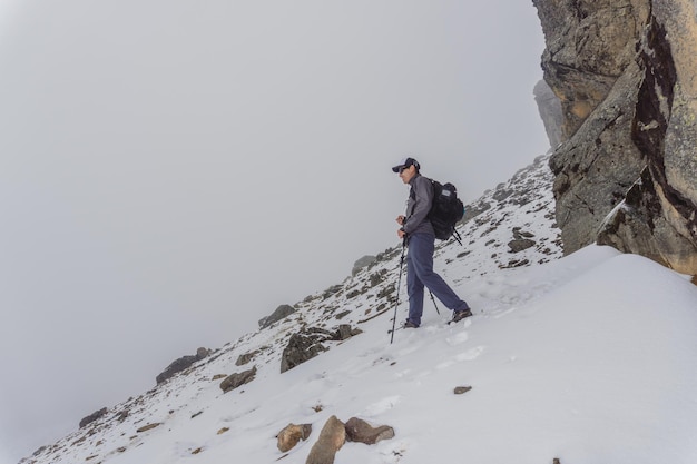 Homem caminhando na montanha