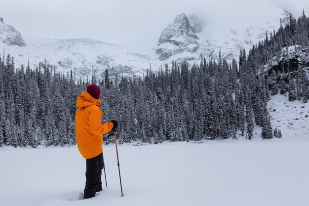 Homem caminhando na neve paisagem natural canadense