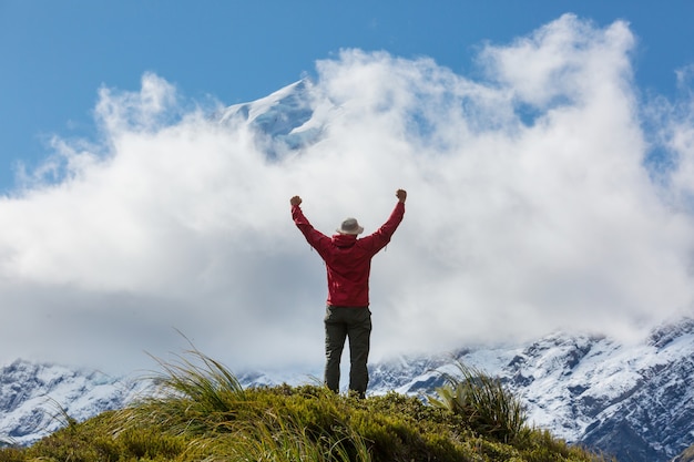 Homem caminhando na rota de trilha de caminhada com o Parque Nacional Mount Cook, região de belas montanhas. Tramping, caminhadas na Nova Zelândia.