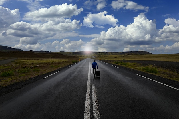 Foto homem caminhando sozinho na estrada