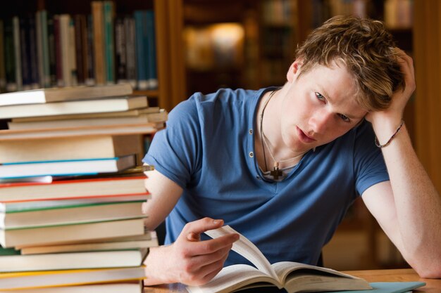 Homem cansado com um livro