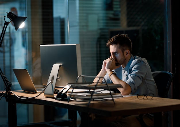 Foto homem cansado, concentrando-se no trabalho