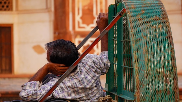 Homem cansado dormindo ao ar livre imagem Delhi Índia 6 de novembro de 2022