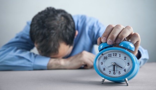 Homem cansado dormindo no escritório. Prazo