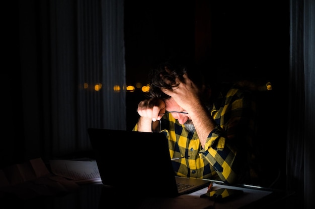 Homem cansado e frustrado trabalhando e usando laptop tarde da noite homem de negócios chateado por trabalhar demais xa