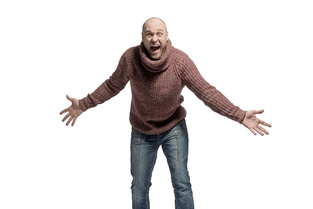 Homem careca alegre em um suéter e jeans isolado