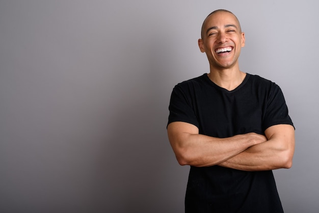 homem careca bonito vestindo camisa preta cinza