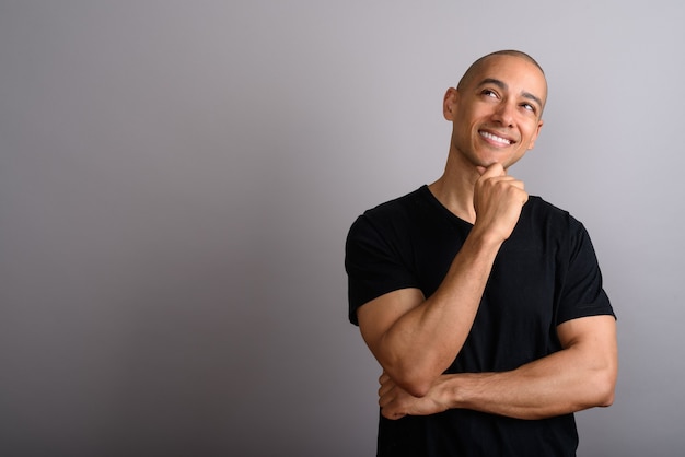 homem careca bonito vestindo camisa preta cinza