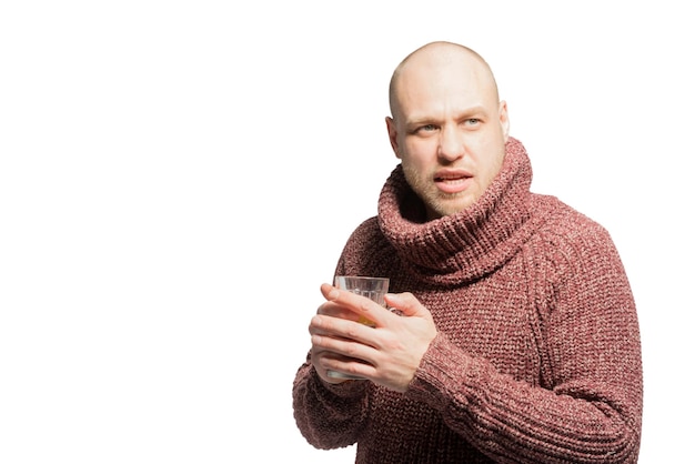 Homem careca com barba no suéter segurando um copo de bebida isolado