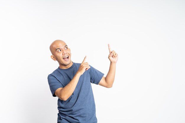 Homem careca com gesto do dedo apontando para cima com ponto em branco