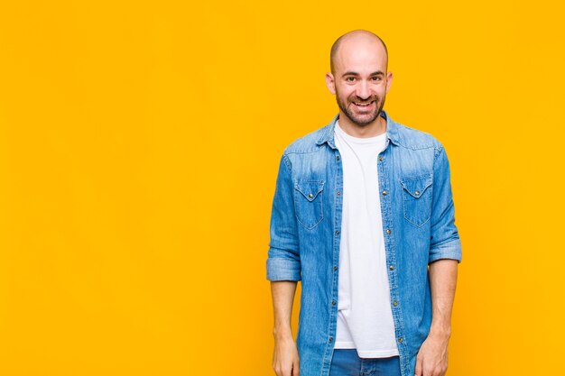 Homem careca parecendo feliz e agradavelmente surpreso, animado com uma expressão de fascínio e choque