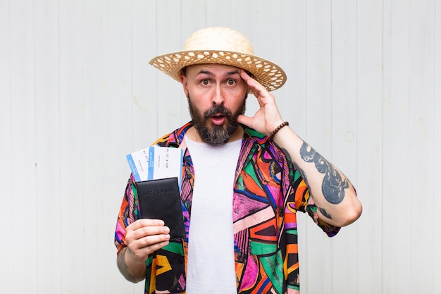 Foto homem careca parecendo surpreso, boquiaberto, chocado, percebendo um novo pensamento, ideia ou conceito