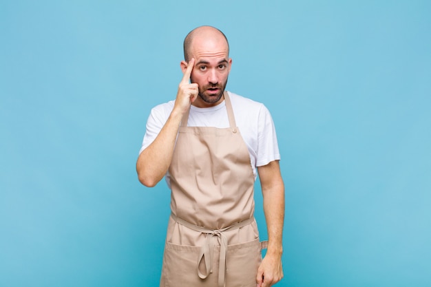 Homem careca parecendo surpreso, boquiaberto, chocado, percebendo um novo pensamento, ideia ou conceito