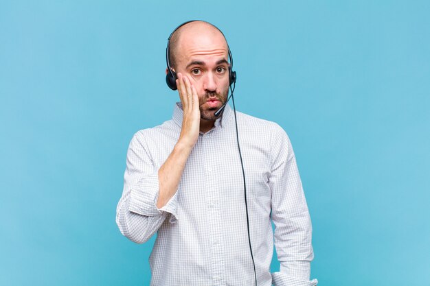 Homem careca se sentindo chocado e surpreso, cara a cara, sem acreditar, com a boca aberta