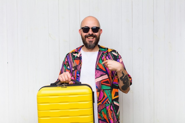 Homem careca se sentindo feliz, surpreso e orgulhoso, apontando para si mesmo com um olhar animado e surpreso