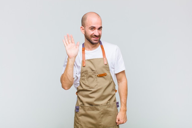 Foto homem careca sorrindo feliz e alegre