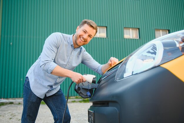 Homem carregando carro elétrico pela casa