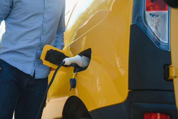 Homem carregando carro elétrico pela casa