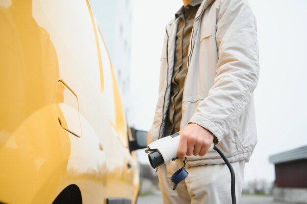 Homem carregando carro elétrico pela casa