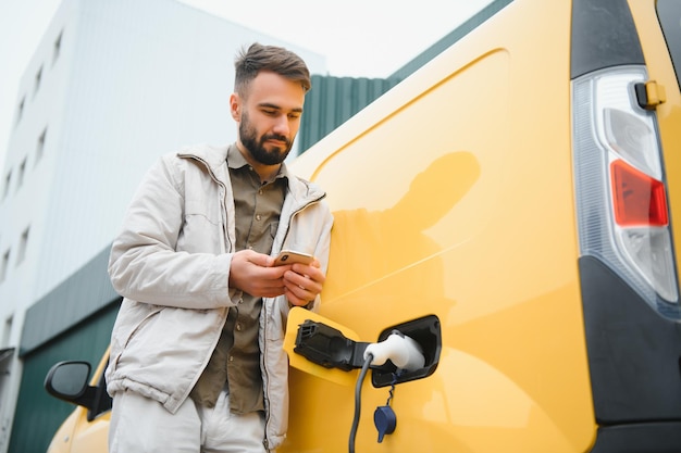 Homem carregando carro elétrico pelo trabalho