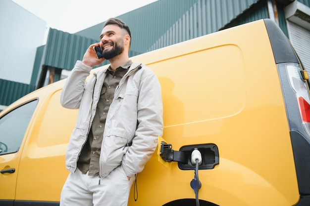 Homem carregando carro elétrico pelo trabalho