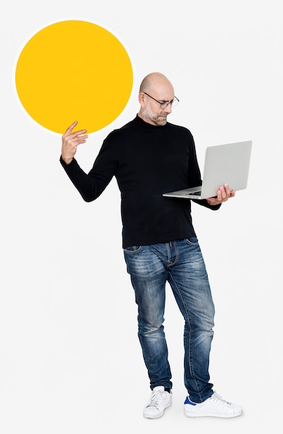 Homem carregando um laptop e segurando uma placa redonda