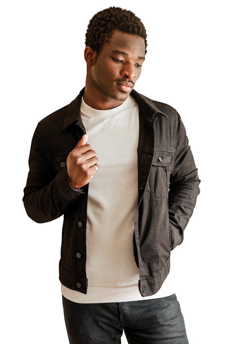Foto homem casaco jeans preto mockup png camiseta branca em modelo preto