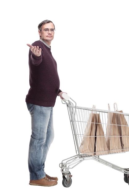 Homem casual completo com carrinho de compras isolado em um branco