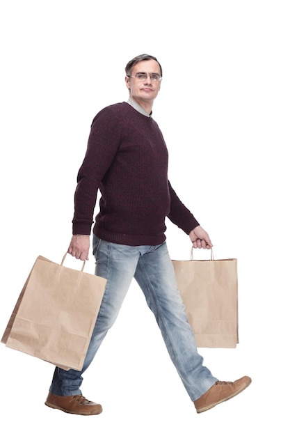 Homem casual completo com sacolas de compras isoladas em um branco