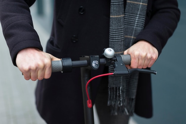 Foto homem casual em sua scooter elétrica