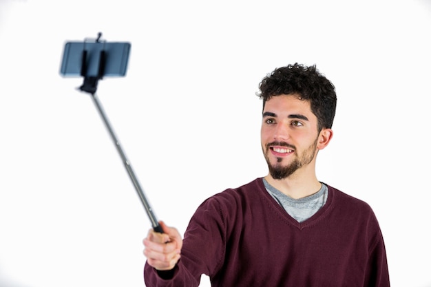 Foto homem casual que toma um selfie