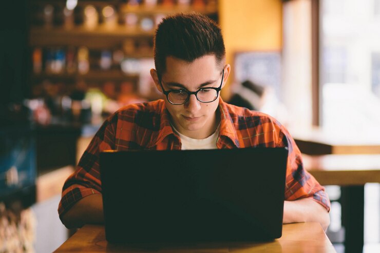 Foto homem casual usando um laptop