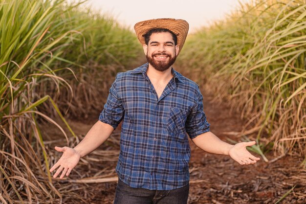 Homem caucasiano brasileiro agricultor trabalhador rural engenheiro agrônomo Bem-vindo braços abertos recebendo
