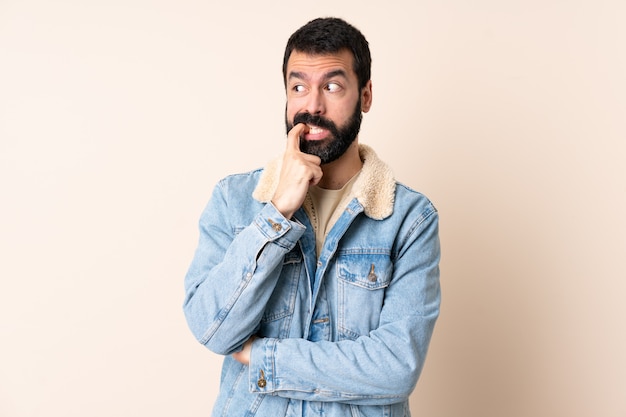 Homem caucasiano com barba nervosa e assustada