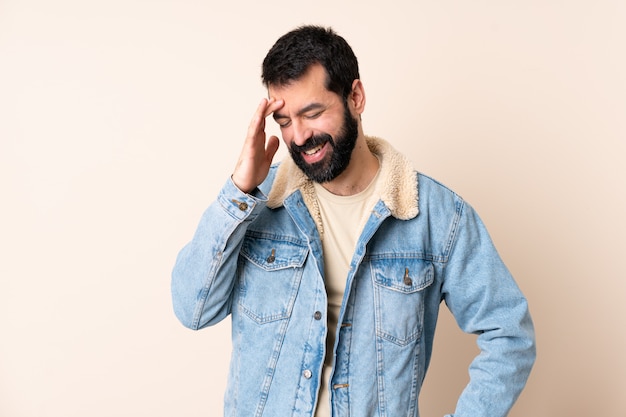 Homem caucasiano com barba sobre parede isolada rindo